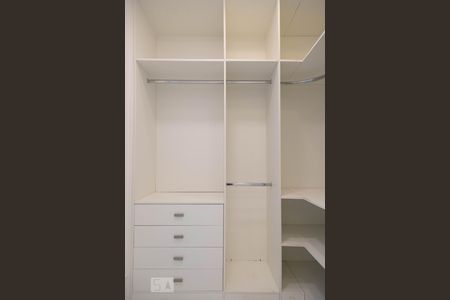 Casa de condomínio à venda com 360m², 4 quartos e 2 vagasCloset da suíte 1