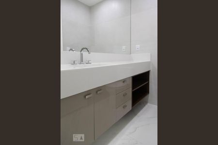 Casa de condomínio à venda com 360m², 4 quartos e 2 vagasBanheiro da suíte 2