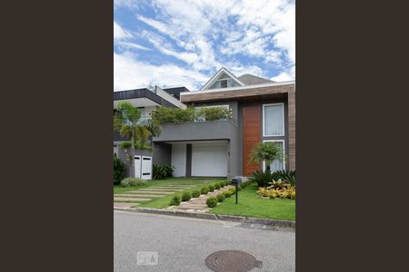 Casa de condomínio à venda com 360m², 4 quartos e 2 vagasFachada da casa