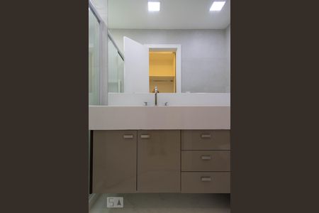 Casa de condomínio à venda com 360m², 4 quartos e 2 vagasBanheiro da suíte 2