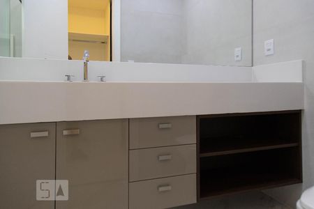 Casa de condomínio à venda com 360m², 4 quartos e 2 vagasBanheiro da suíte 2