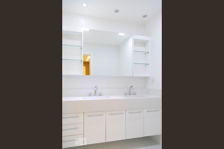 Casa de condomínio à venda com 360m², 4 quartos e 2 vagasBanheiro da suíte 3