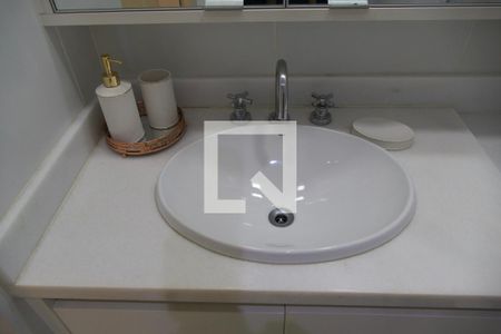 Apartamento à venda com 74m², 2 quartos e 1 vagaSuíte banheiro 