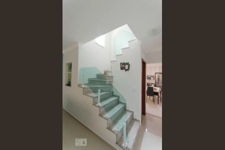 Casa à venda com 150m², 4 quartos e 2 vagasEscada