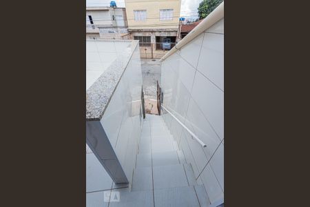 Casa para alugar com 100m², 1 quarto e 1 vagaEscada entrada
