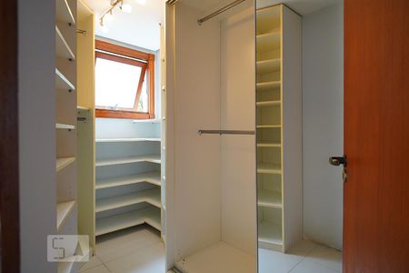 Apartamento para alugar com 352m², 4 quartos e sem vagaCloset do quarto