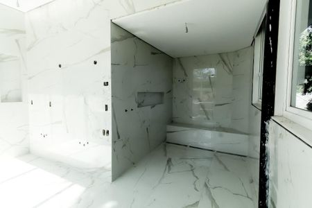 Casa de condomínio à venda com 980m², 4 quartos e 8 vagasBanheiro da suíte master