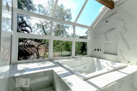 Casa de condomínio à venda com 980m², 4 quartos e 8 vagasBanheiro da suíte master