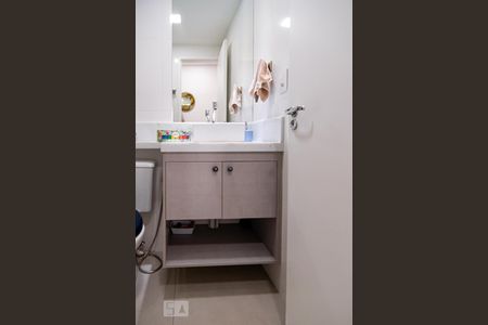 Banheiro Social de apartamento para alugar com 2 quartos, 54m² em Jardim das Acácias, São Paulo