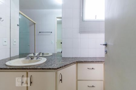 Banheiro Suite de apartamento para alugar com 3 quartos, 76m² em Vila Olímpia, São Paulo