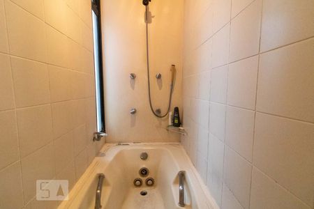 Apartamento à venda com 323m², 3 quartos e 4 vagasBanheiro da Suíte 2