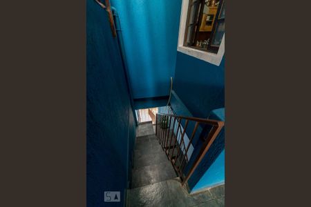 Casa à venda com 230m², 3 quartos e 6 vagasEscadas para área de serviço e garagem