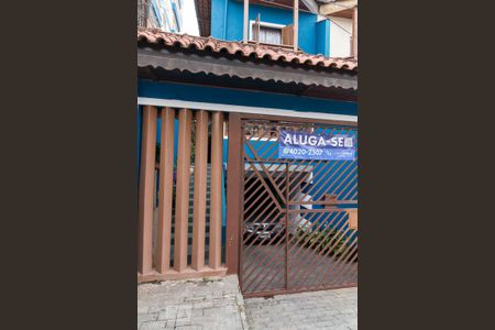 Casa à venda com 230m², 3 quartos e 6 vagasPortão de entrada da casa e placa Quinto Andar