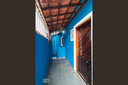 Casa à venda com 230m², 3 quartos e 6 vagasCorredor lateral externo