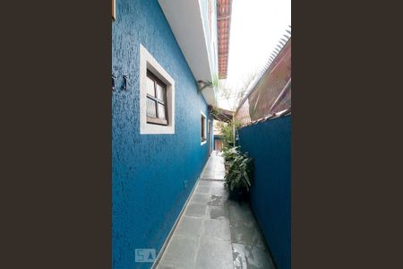 Casa à venda com 230m², 3 quartos e 6 vagasCorredor lateral externo