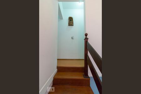 Escadas de casa à venda com 3 quartos, 230m² em Jardim Santa Mena, Guarulhos