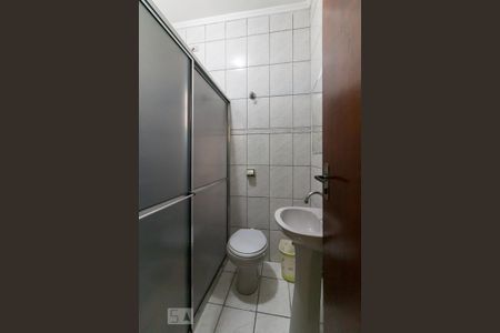 Casa à venda com 230m², 3 quartos e 6 vagasBanheiro quarto 2 suíte