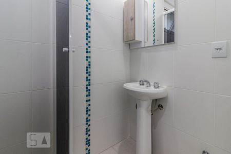 Banheiro de apartamento à venda com 1 quarto, 31m² em Santo Antônio, Porto Alegre
