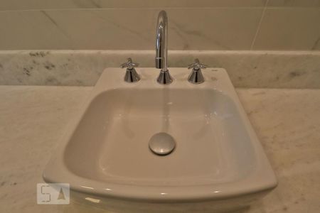 Apartamento à venda com 293m², 4 quartos e 4 vagasBanheiro da Suíte 2