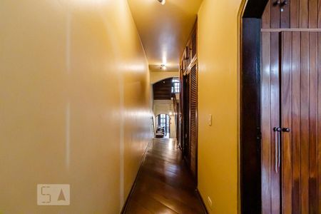 Casa à venda com 200m², 3 quartos e 4 vagas Casa à venda com 200m², 3 quartos e 4 vagasCorredor