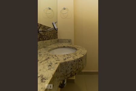 Banheiro de casa de condomínio para alugar com 2 quartos, 120m² em Vila Mogilar, Mogi das Cruzes