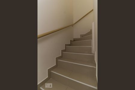 Escada de casa de condomínio para alugar com 2 quartos, 120m² em Vila Mogilar, Mogi das Cruzes