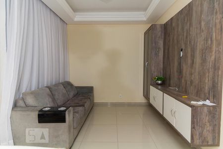 Sala de casa de condomínio para alugar com 2 quartos, 120m² em Vila Mogilar, Mogi das Cruzes