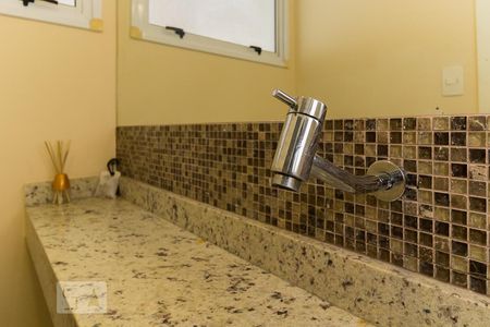 Banheiro de casa de condomínio para alugar com 2 quartos, 120m² em Vila Mogilar, Mogi das Cruzes