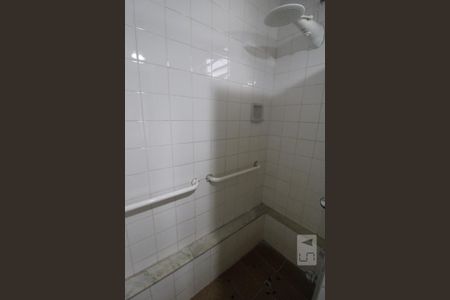 Casa à venda com 287m², 5 quartos e 6 vagasBanheiro da suíte do Quarto 5