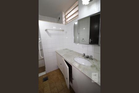 Casa à venda com 287m², 5 quartos e 6 vagasBanheiro da suíte do Quarto 5