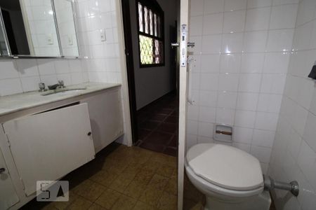 Casa à venda com 287m², 5 quartos e 6 vagasBanheiro da suíte do Quarto 5