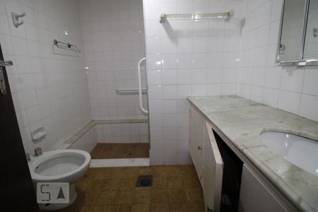 Casa à venda com 287m², 5 quartos e 6 vagasBanheiro da suíte do Quarto 5