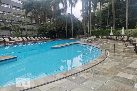 Apartamento à venda com 185m², 3 quartos e 3 vagas Apartamento à venda com 185m², 3 quartos e 3 vagasÁrea comum - Piscina