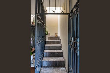 Casa à venda com 514m², 3 quartos e 2 vagasEscada de acesso ao terraço