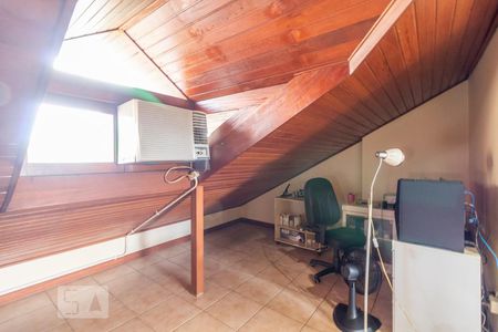 Casa de condomínio à venda com 400m², 3 quartos e 2 vagasSótão