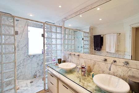 Apartamento para alugar com 270m², 4 quartos e 2 vagasBanheiro da Suíte 1