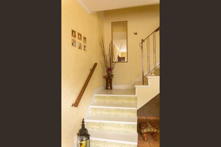 Escadas  de casa à venda com 4 quartos, 184m² em Vila Sao Paulo, São Paulo