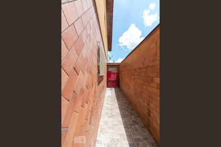 Casa à venda com 115m², 3 quartos e 2 vagasCorredor lateral externo