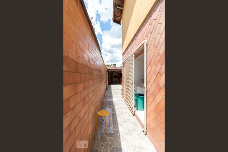 Casa à venda com 115m², 3 quartos e 2 vagasCorredor lateral externo