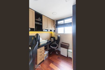 Casa de condomínio à venda com 210m², 4 quartos e 2 vagasEscritório