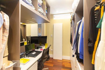 Casa de condomínio à venda com 210m², 4 quartos e 2 vagasCloset da Suíte