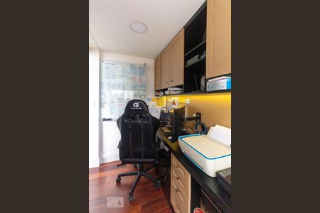 Casa de condomínio à venda com 210m², 4 quartos e 2 vagasEscritório