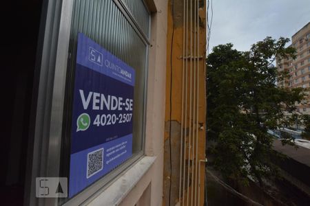 Apartamento à venda com 56m², 2 quartos e sem vagaFoto da placa na janela do imóvel