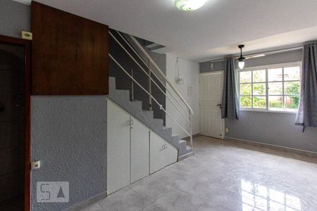 Sala de casa de condomínio para alugar com 3 quartos, 87m² em Jardim Guerreiro, Cotia
