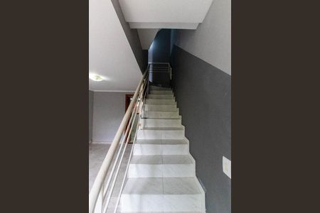 Escada de acesso ao segundo andar de casa de condomínio para alugar com 3 quartos, 87m² em Jardim Guerreiro, Cotia