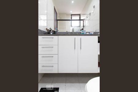 Apartamento à venda com 150m², 4 quartos e 2 vagasBanheiro da suíte