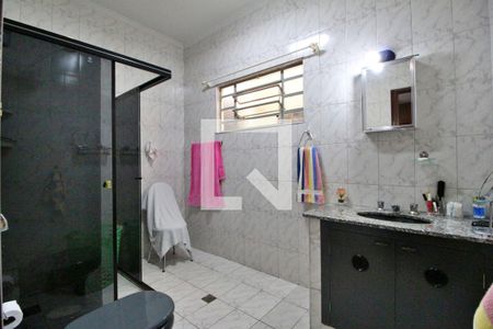 Casa à venda com 180m², 3 quartos e 6 vagasBanheiro do Quarto 1