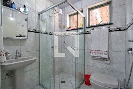 Casa à venda com 180m², 3 quartos e 6 vagasBanheiro (fundos)