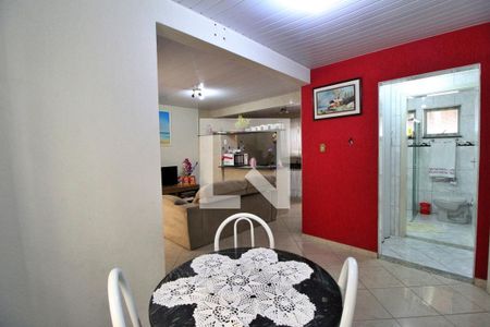 Casa à venda com 180m², 3 quartos e 6 vagasSala (fundos)