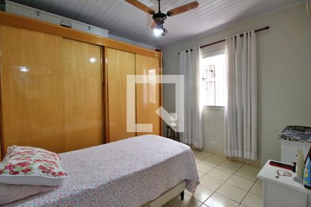 Casa à venda com 180m², 3 quartos e 6 vagasQuarto 1 (fundos)